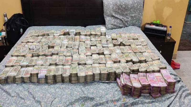 Noida police recovered 3.70 crores from a renter's room