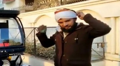 Video: तिरंगे से रिक्शा पोछ रहा था जितुल्लाह, लोगों ने रोका तो हंसने लगा.., केस दर्ज