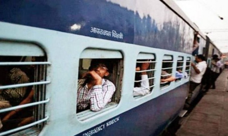 20 armed dacoits loot passengers of Barauni Gwalior express train