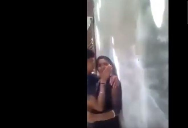 Video : सरेआम रंगरेलिया मना रहे थे कपल तभी आ गये लोग और...