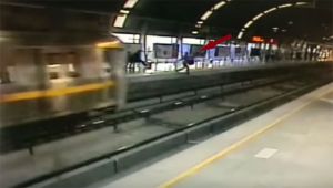 Video: मेट्रो ट्रेन के सामने महिला डॉक्टर ने लगाई छलांग
