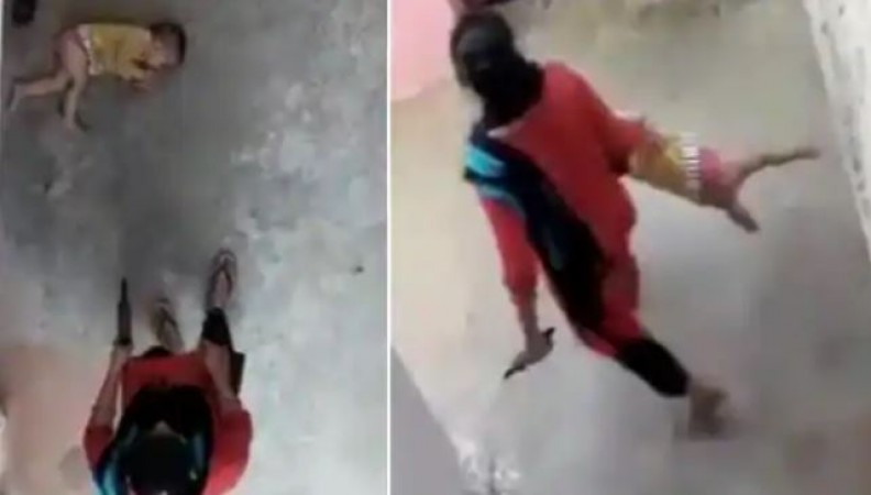 Video: ये माँ नहीं हो सकती! डेढ़ साल की बच्ची को पीट-पीटकर फेंका घर से बाहर
