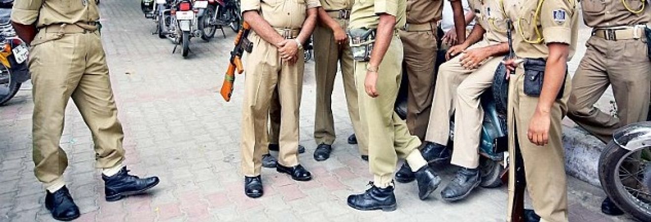 दलित से 15 पुलिसवालों के जूते चटवाए