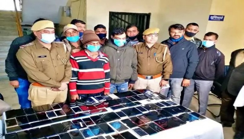 Mobile theft gang busted, 125 phones recovered