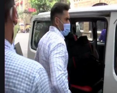 मुंबई ड्रग्स केस: कोर्ट में पेश होने से पहले मेडिकल जांच के लिए निकले समीर खान