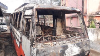 Criminals set bus on fire, know the matter