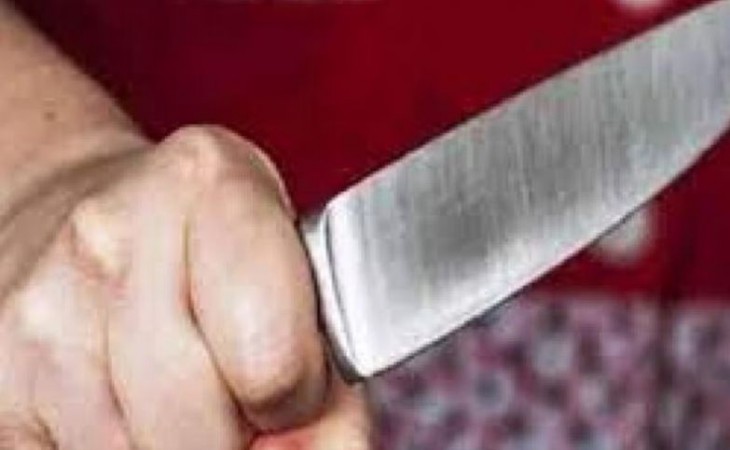 Ex-girlfriend refuses to run away with him, Ashiq slits his throat with knife