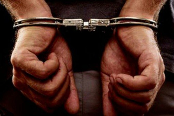 यूपी में पुलिस ने लुटा 19 लाख कैश, 16 लाख का सोना-चांदी, 3 गिरफ्तार, 9 निलंबित