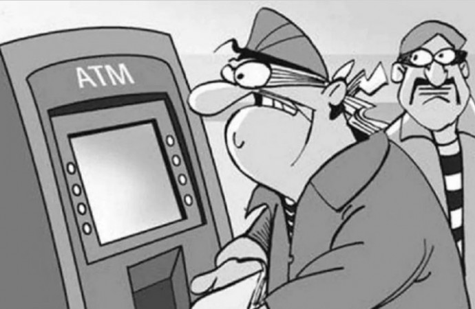 CCTV कैमरे पर किया स्प्रे और PNB बैंक का ATM उखाड़ ले गए चोर