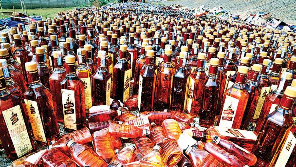 दिल्ली में बड़े पैमाने पर अवैध शराब जब्त, दो गिरफ्तार