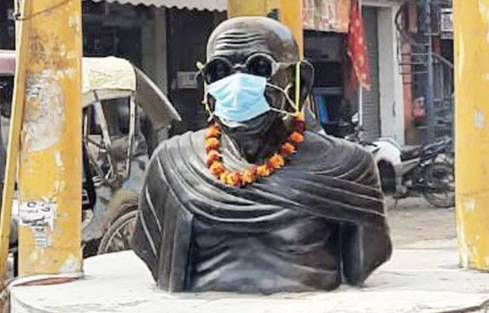 बिहार में महात्मा गांधी की प्रतिमा को पहनाया मास्क, कांग्रेस नेताओं ने जताया विरोध