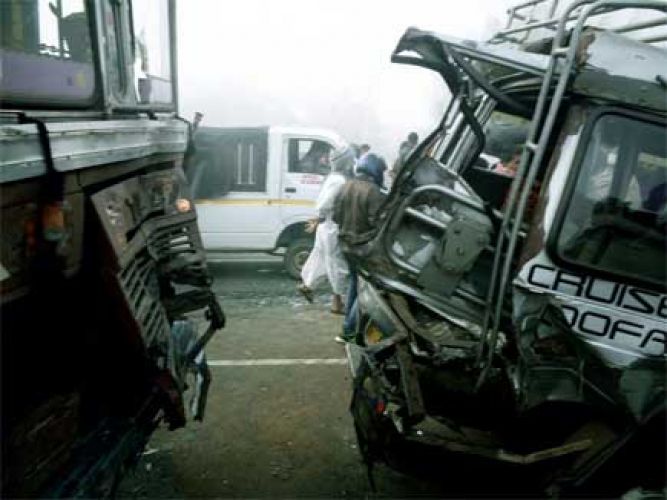 कोहरे का कहर : 50 से अधिक वाहन आपस में टकराए, 3 की मौत , 70 गंभीर घायल