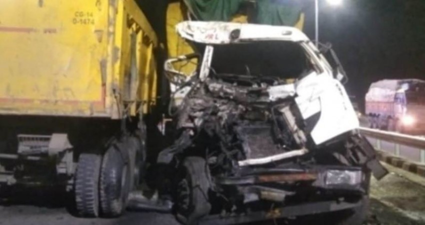 दो ट्रेलर वाहनों के बीच हुई टक्कर, दोनों ट्रेलर चालकों की मौके पर मौत