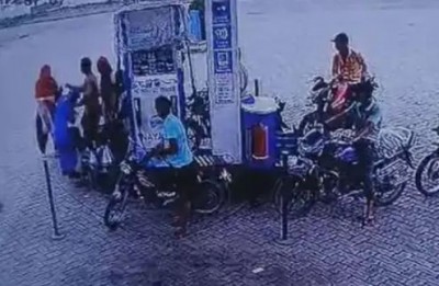 पेट्रोल पंप पर दो युवतियों ने पंप कर्मियों और अन्य ग्राहकों से की मारपीट