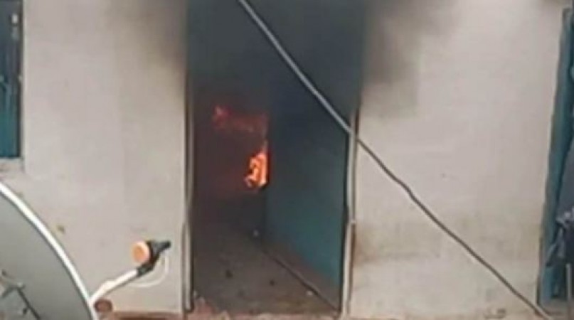 घर मे आग लगने से पति-पत्नी सहित दो बच्चे बुरी तरह झुलसे, इलाज के दौरान मासूमो की मौत