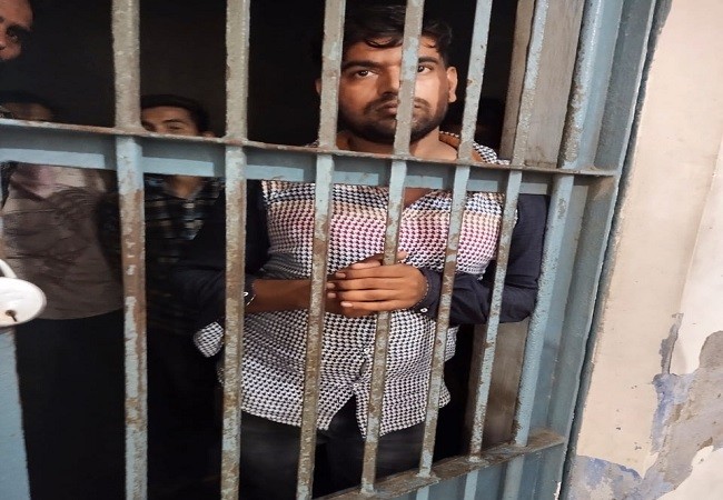 उत्तर प्रदेश: चार गोलियां लगने के पश्चात् प्रेमिका और बेटी की हत्या करने वाले शमशाद हुआ गिरफ्तार