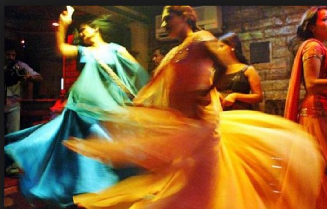 महिला डांसरों का नाच देखकर शाहरुख खान ने कहा- 'कपड़े उतारकर...'