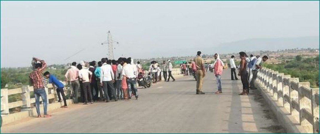 Madhya Pradesh: Bride jumps into Chambal river from bridge