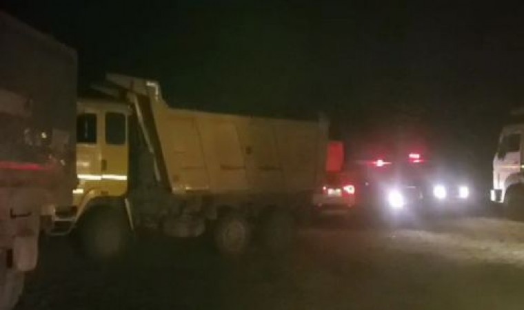 अवैध रेत उत्खनन करे वालो पर पुलिस ने दबिश, 12 हाइवा वाहन जब्त