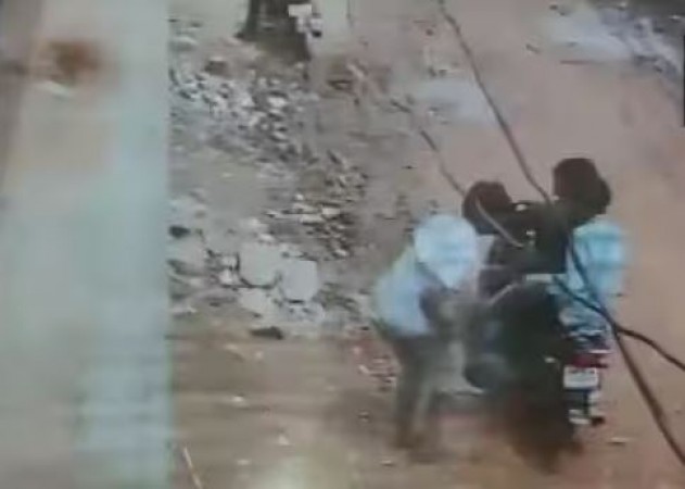 बीच सड़क पर छात्र ने की टीचर से हैवानियत, वीडियो देख काँप उठेगी रूह