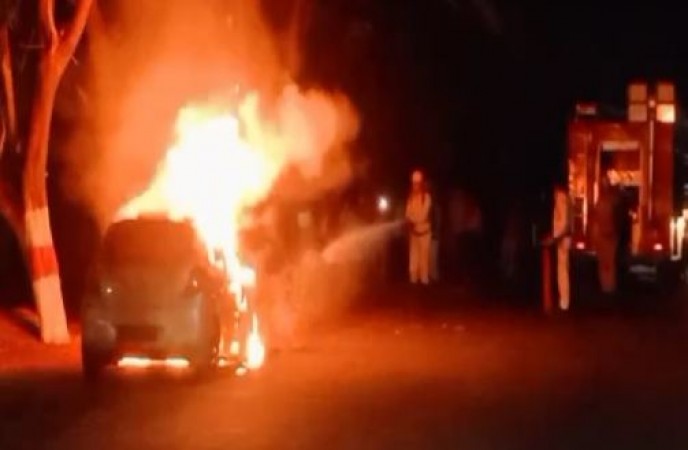 दो युवक ने पेट्रोल डालकर लगाई कार में आग, जाँच में जुटी पुलिस