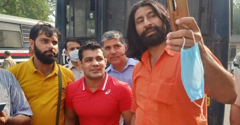 Policeman caught taking selfie with Sushil Kumar, goes viral on social media