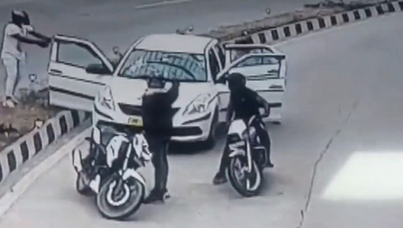 Video: दिल्ली में दिनदहाड़े सड़क पर लूट, बाइक पर आए 4 बदमाशों ने दिखाई गन और...