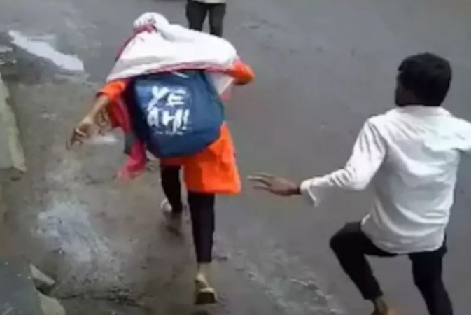 VIDEO! सरेआम लड़की के पीछे हसिया लेकर दौड़ा बॉयफ्रेंड, लोगों ने बचाई जान