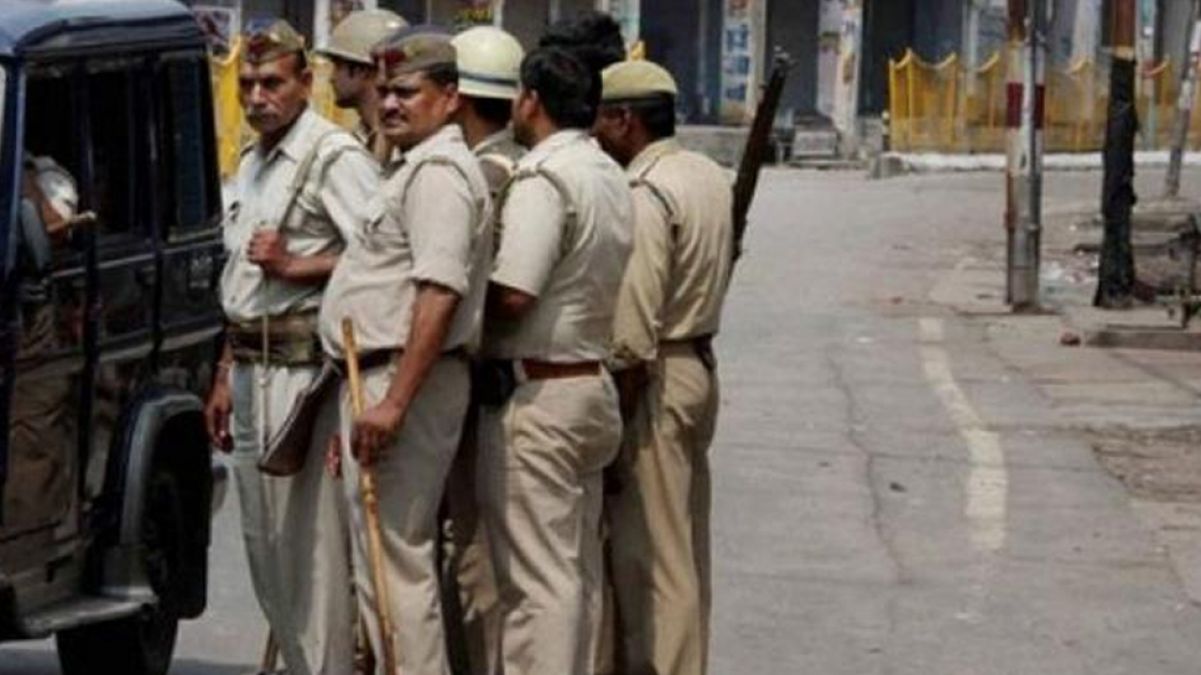 UP: 5 members of a family brutally killed by smashing hammer on head in Hamirpur