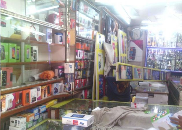 रतनपुर में मोबाईल दुकान में दो लाख की चोरी