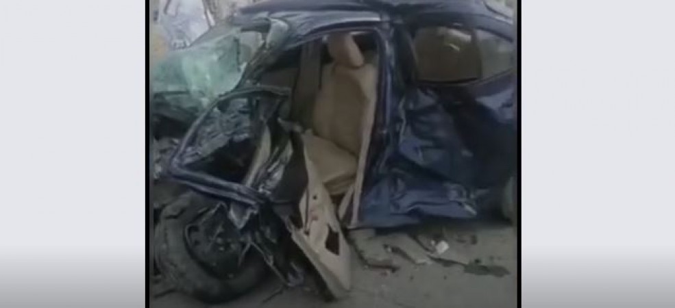 भयंकर सड़क हादसा: दो कारों के बीच जोरदार टक्कर से पिचकी, कई मौतें