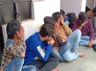 इंदौर में जुआ खेलते 40 लोगों को पुलिस ने पकड़ा
