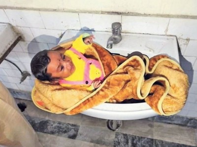 वाॅशबेसिन में मिली दो माह की नवजात बच्ची, गोद लेने के लिए पहुंचे दर्जनभर लोग