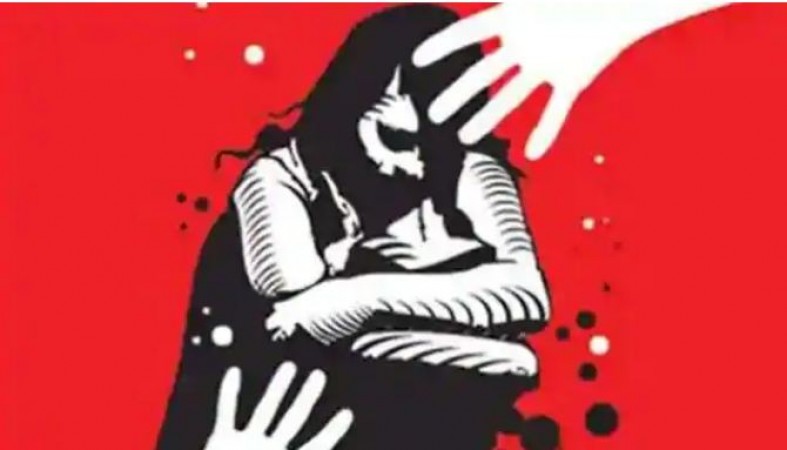 5 people gang-raped lady in front of her husband, accused absconded