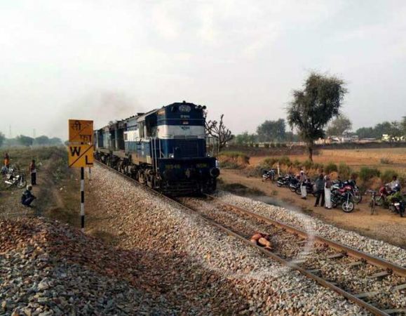 प्रेमी जोड़े ने ट्रैन से काटकर की आत्महत्या, लाशो के ऊपर से गुजर गई 5 ट्रैन