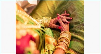 Know which color is auspicious for married woman