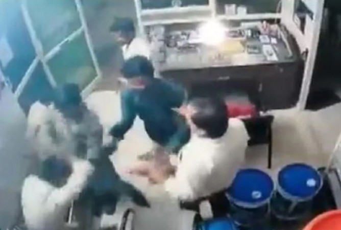 VIDEO! पेट्रोल पंप कर्मचारियों की बदमाशों ने की पिटाई, पुलिस ने किया गिरफ्तार
