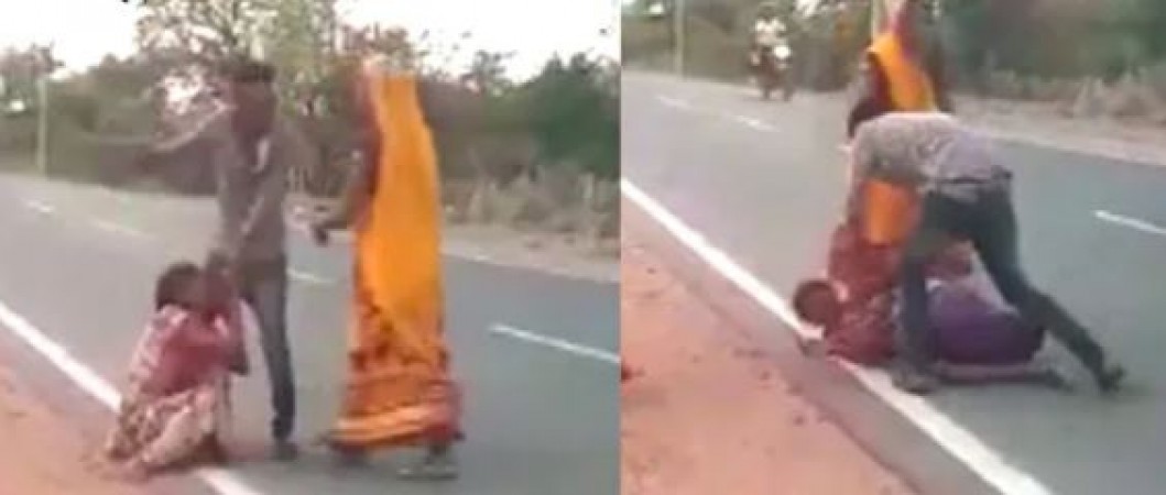 In the middle of the road, 2 brothers misbehaved to sister