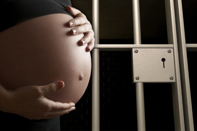 जेल में कैसे गर्भवती हो गयी अविवाहित महिला कैदी ?