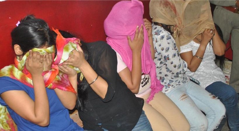 गाजियाबाद के होटल में बड़े सेक्स रैकेट का भंडाफोड़, 50 युवक-युवतियां गिरफ्तार