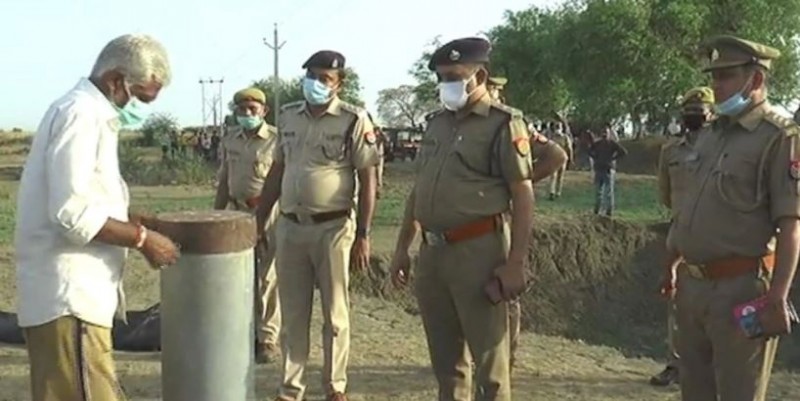 UP: Brutally murder of girl, put the dead body in the borewell pit