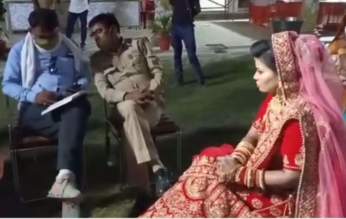 Bride was prostrating in beauty parlor, suddenly groom's message came and wedding broken