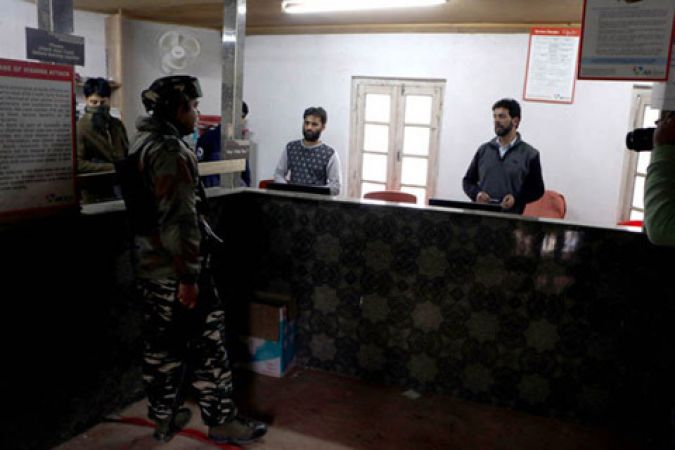 दक्षिण कश्मीर में हुई 24 घंटे में लूट की तीसरी वारदात
