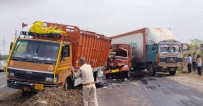हाईवे पर 2 ट्रकों की जोरदार भिड़ंत, चालक की मौके पर हुई मौत