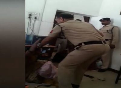 जमकर पुलिस ने की दो महिलाओं की पिटाई, वायरल हुआ वीडियो