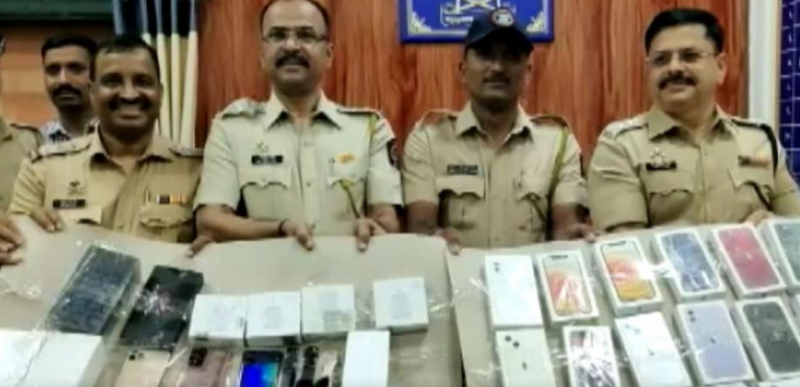 Thief resting at railway station after stealing mobile phones worth Rs 18 lakh, suddenly police arrived and...