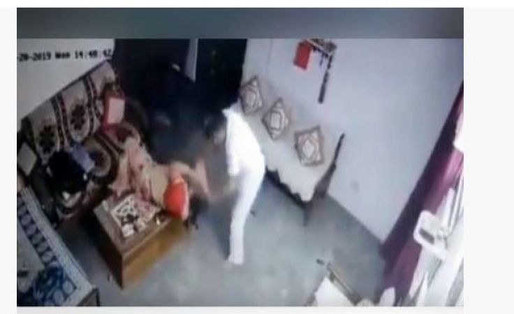 माँ की बातों पर नहीं हुआ यकीन तो बेटे ने लगवाया CCTV कैमरा, फुटेज देखकर रह गया सन्न