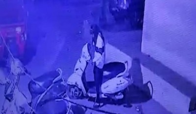 Indore: Girl caught stealing Activa on CCTV