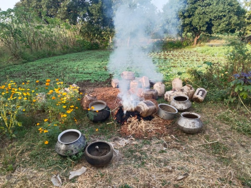 ग्रामीण महिलाओं ने पकड़ाए कच्छी शराब का जखीरा