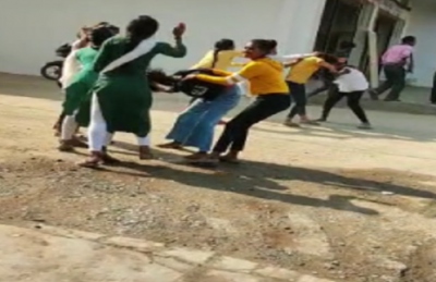 लव ट्रायंगल में लड़कियों के गुटों के बीच छिड़ा विवाद, बीच सड़क पर ही शुरू हो गई मार-पीट